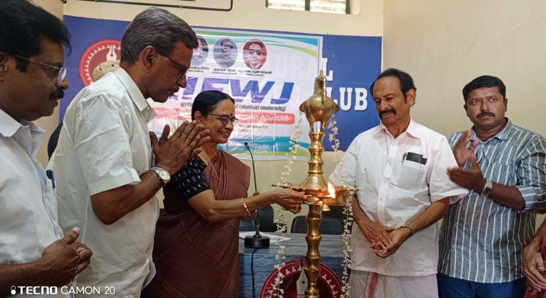 Former MLA Aisha Potty inaugurates the Kollam District Committee meeting